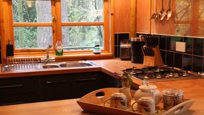 Traditional Cabin, 1 Double Bed, Non Smoking, Garden View | Private kitchen | Fridge, microwave, stovetop, electric kettle - The Log Cabin (Gloucester)