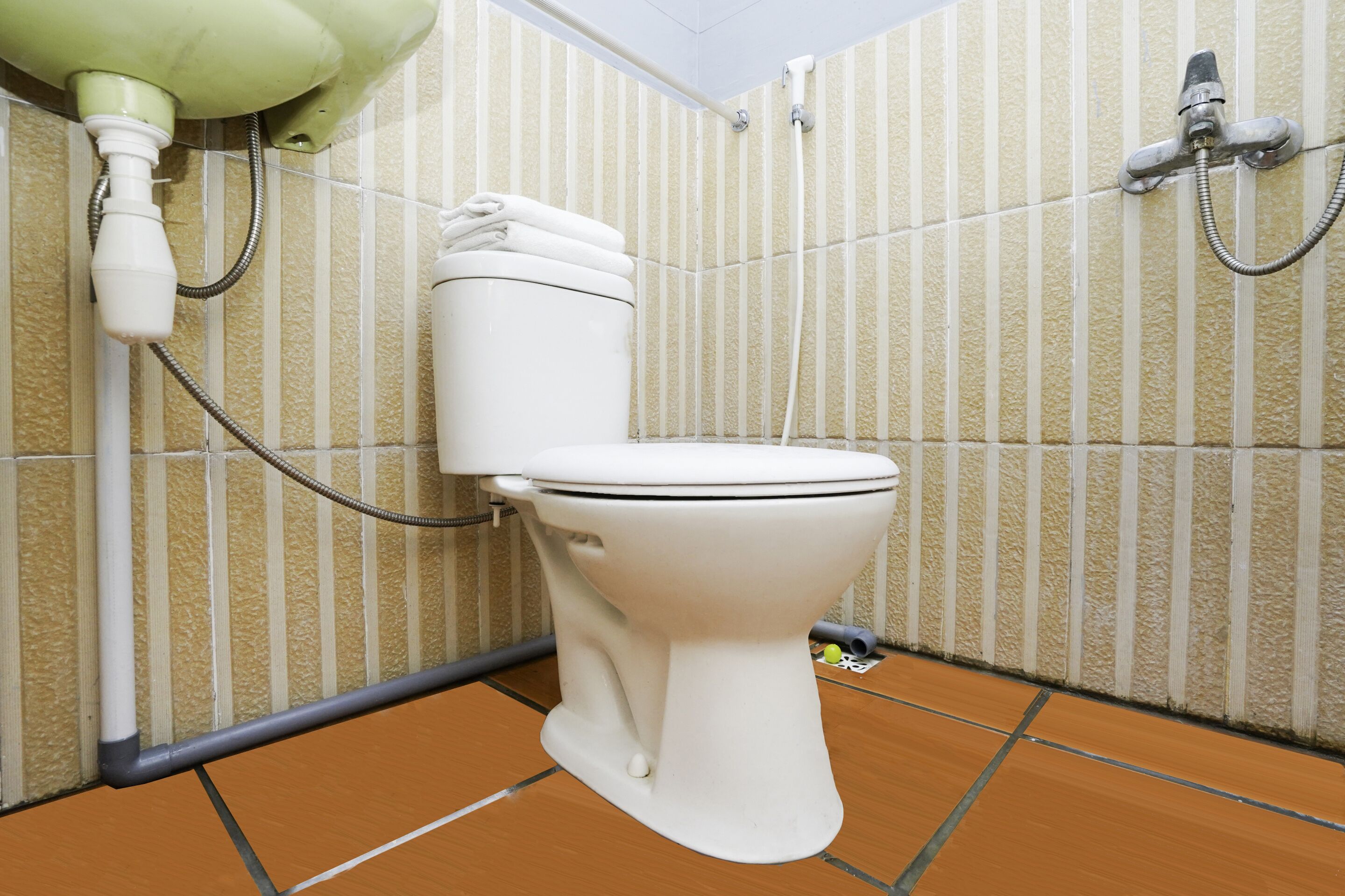 Ein Badezimmer mit Toilette, Dusche und Waschbecken.