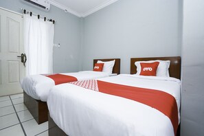 标准双床房 | 办公桌、免费 WiFi