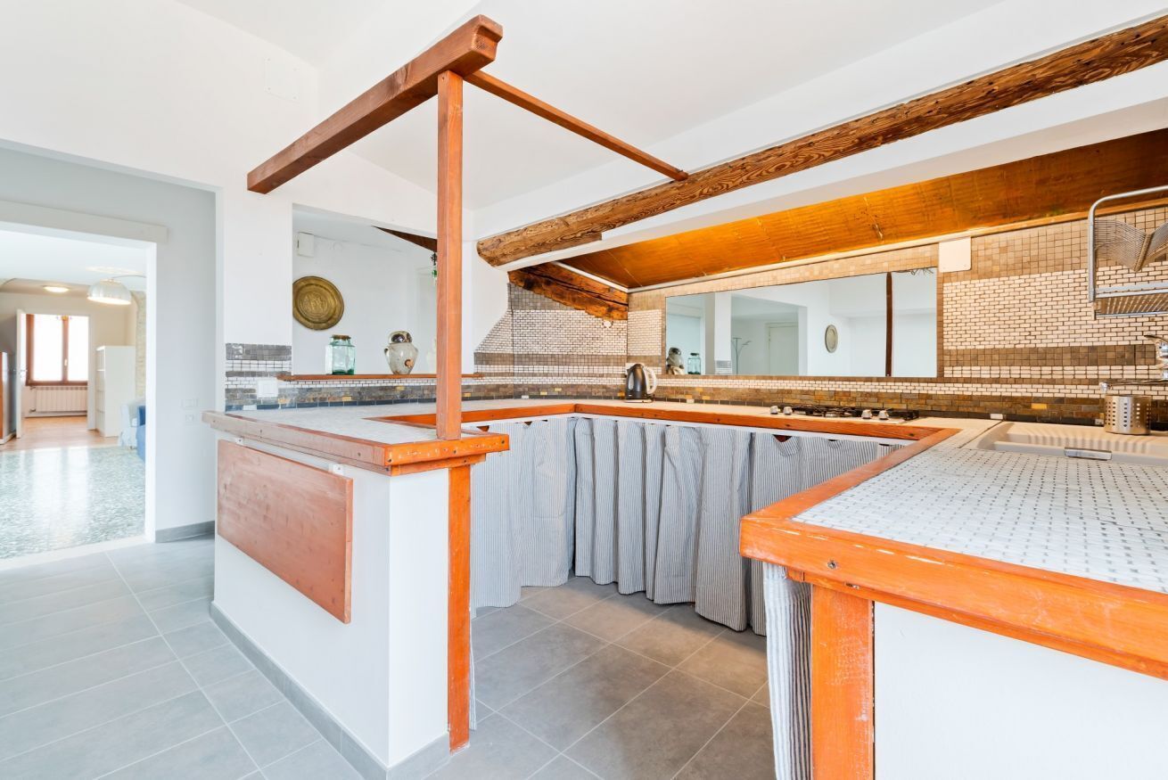 Réfrigérateur, plaque de cuisson, tables à manger