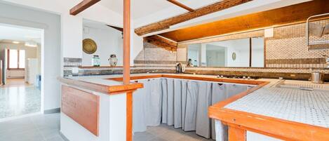 Réfrigérateur, plaque de cuisson, tables à manger