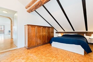 3 bedrooms, desk, iron/ironing board, WiFi - GuestHost - This confortable and bright 110sqm apartment with panoramic terrace can accommodate up to 6 people. Located on the fourth and top floor, without elevator, of a period building in the heart of Venice, 3 minutes walk from the Rialto Bridge, and (Venezie)