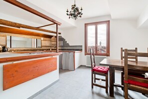 Dining - GuestHost - This confortable and bright 110sqm apartment with panoramic terrace can accommodate up to 6 people. Located on the fourth and top floor, without elevator, of a period building in the heart of Venice, 3 minutes walk from the Rialto Bridge, and (Venezie)
