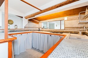 Shower, hair dryer, bidet, towels - GuestHost - This confortable and bright 110sqm apartment with panoramic terrace can accommodate up to 6 people. Located on the fourth and top floor, without elevator, of a period building in the heart of Venice, 3 minutes walk from the Rialto Bridge, and (Venezie)