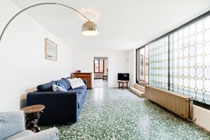 TV - GuestHost - This confortable and bright 110sqm apartment with panoramic terrace can accommodate up to 6 people. Located on the fourth and top floor, without elevator, of a period building in the heart of Venice, 3 minutes walk from the Rialto Bridge, and (Venezie)