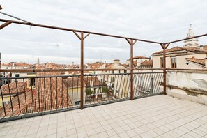 Property grounds - GuestHost - This confortable and bright 110sqm apartment with panoramic terrace can accommodate up to 6 people. Located on the fourth and top floor, without elevator, of a period building in the heart of Venice, 3 minutes walk from the Rialto Bridge, and (Venezie)