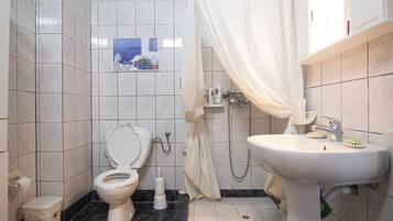 House, 2 Bedrooms | Bathroom | Free toiletries, hair dryer, towels