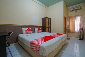 Standard Twin Room | Free WiFi - OYO Life 2502 Syariah Triantama Kost (Palembang)