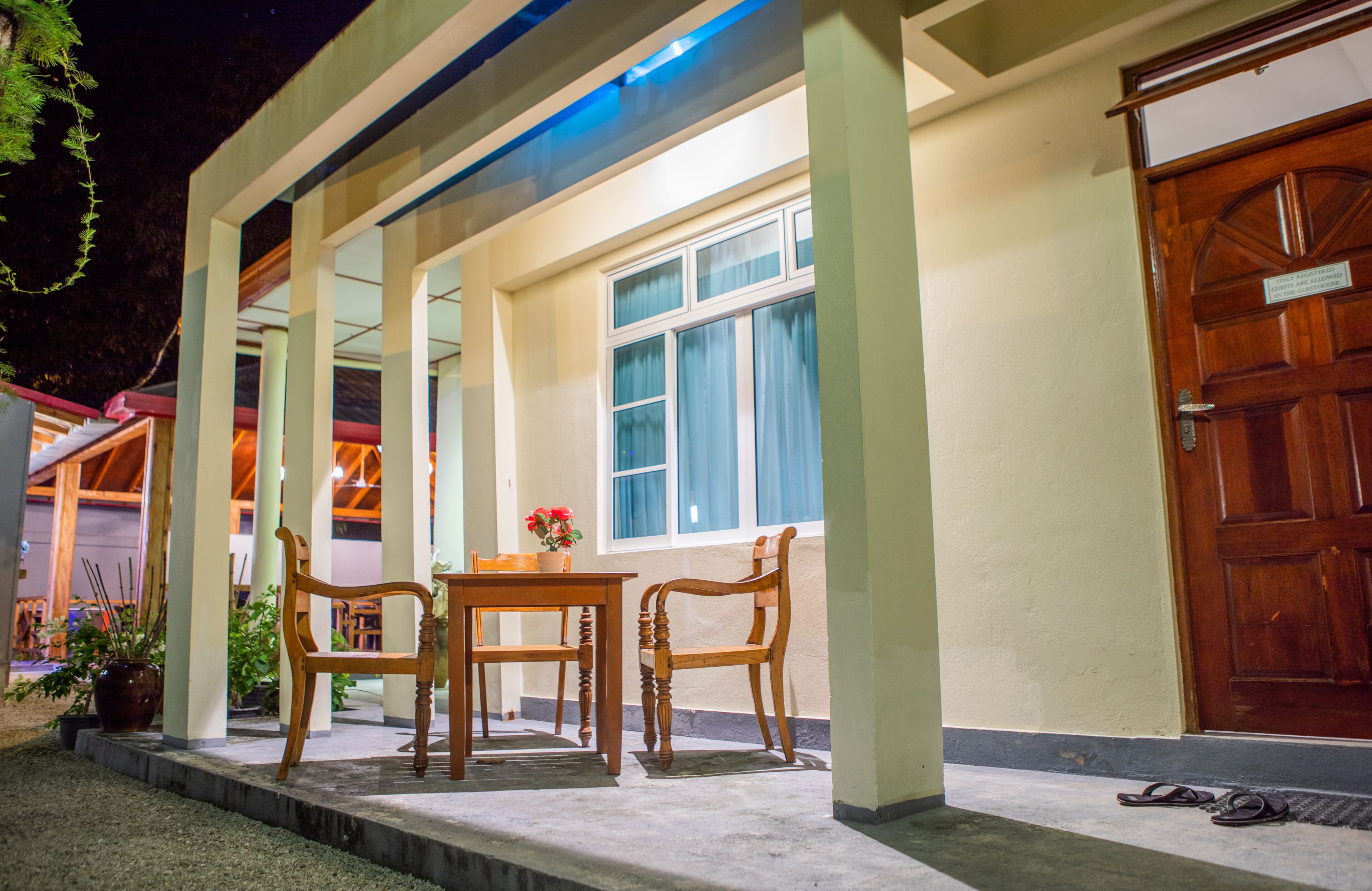 Depan hartanah - siang/malam