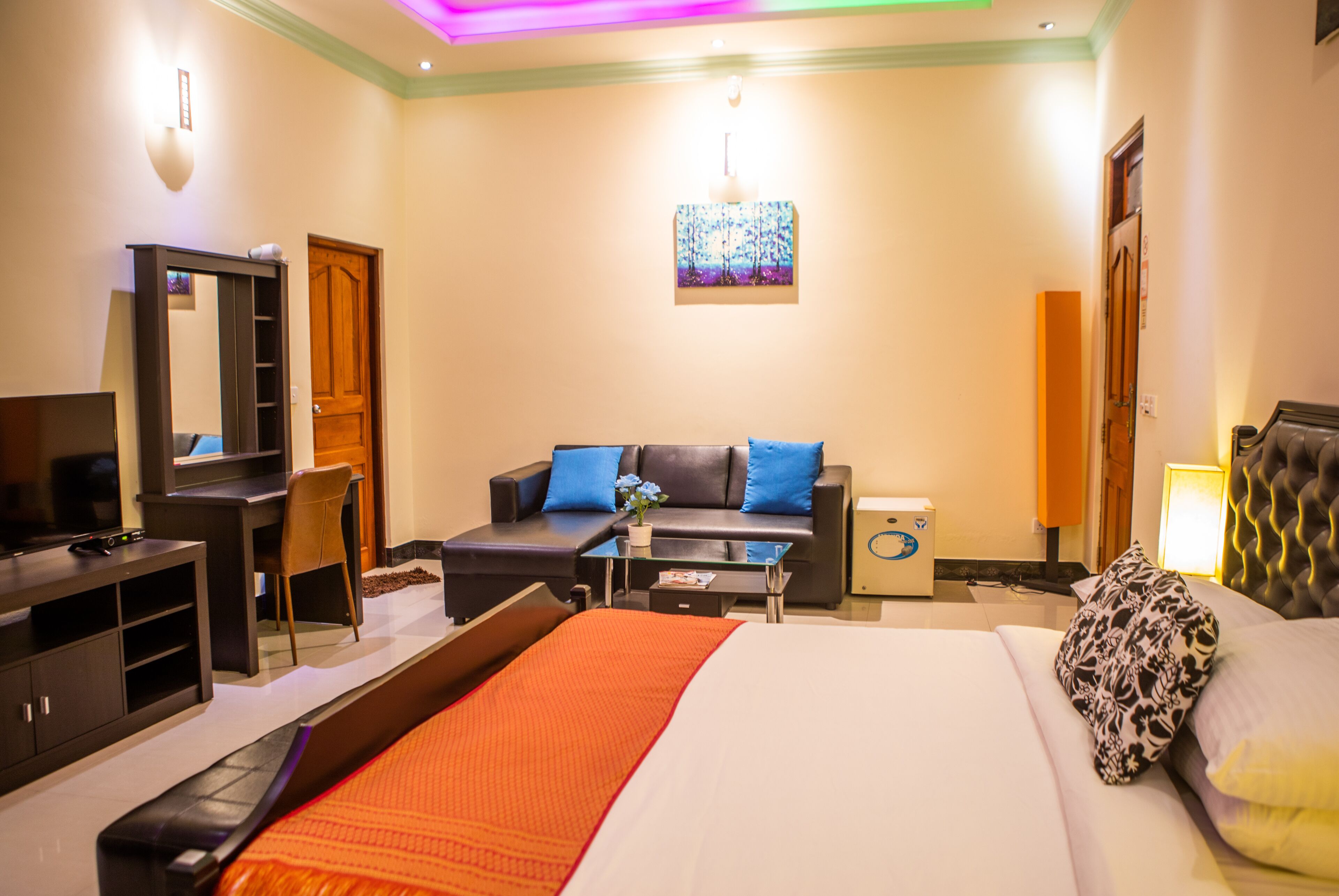 Individuell eingerichtet, Schreibtisch, laptopgeeigneter Arbeitsplatz