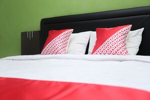 Deluxe Double Room | Free WiFi, bed sheets - OYO 2524 Royal Borneo Guesthouse (Banjarmasin)