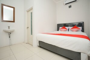 Standard Double Room | Bed sheets - OYO 2492 Nindy Homestay (Probolinggo)