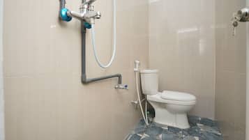 Kamar Double Deluks | Kamar mandi | Shower dan handuk
