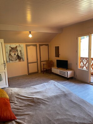 5 bedrooms, free WiFi, bed sheets