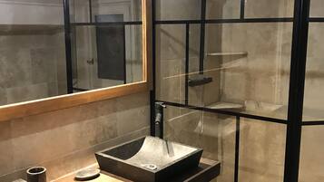 Douche, sèche-cheveux, serviettes fournies, papier toilette