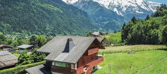 Beautiful renovated chalet with views of Mont Blanc. Ski slope directly there.