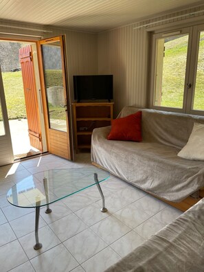 TV, fireplace - Beautiful renovated chalet with views of Mont Blanc. Ski slope directly there. (Saint-Gervais-les-Bains)