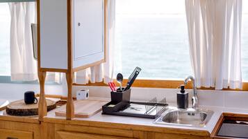 Køleskab, mikrobølgeovn, ovn, kogeplade