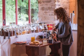 Daily local cuisine breakfast for a fee - Hotel Le Morimont (Oberlarg)