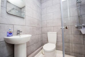 Kamar Double (Liliac) | Kamar mandi | Shower, pancuran hujan, perlengkapan mandi gratis, dan pengering rambut