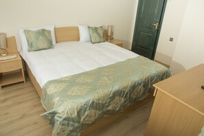 Standard Single Room | Peralatan tempat tidur hipoalergenik, bar mini, seterika/papan seterika 