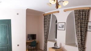 Standard Triple Room | Hypo-allergenic bedding available, minibar