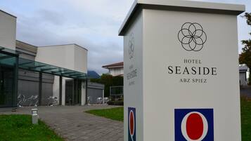 A hotel sign with the name 'Hotel Seaside ABZ Spiez'.