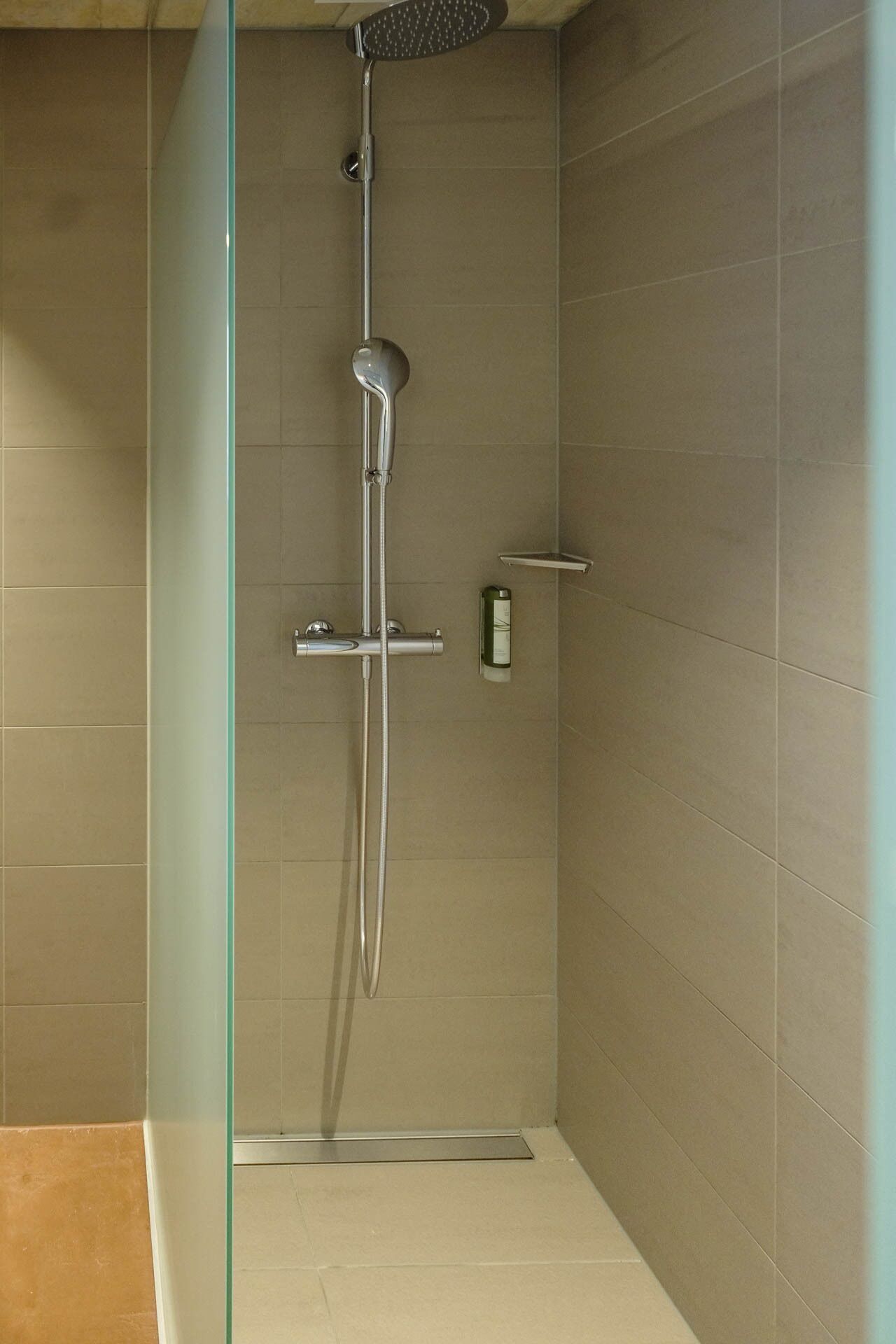 comfort double room | bathroom | shower, free toiletries, hair dryer, towels