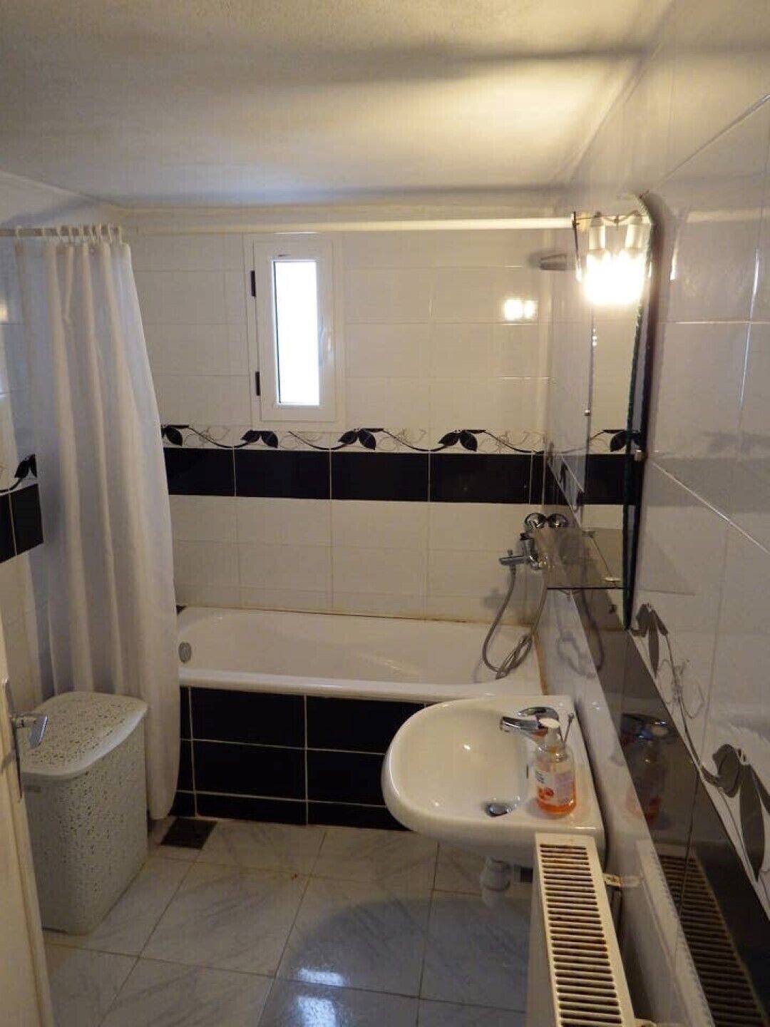Bathtub, towels