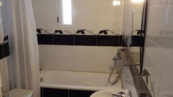 Bathtub, towels
