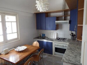 Kühlschrank, Mikrowelle, Ofen, Wasserkocher mit Kaffee-/Teezubehör