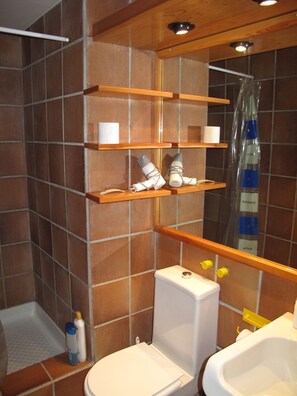 Duschwanne, Haartrockner, Bidet, Handtücher