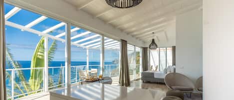 Suite estudio Deluxe | Sala de estar | Smart TV de 90 cm con canales digitales, una televisión