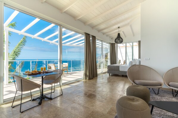 Deluxe Studio Suite | Living room