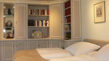 1 bedroom, premium bedding, down duvets, minibar