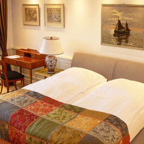 Habitación de lujo con 1 cama doble o 2 individuales | Ropa de cama de alta calidad, edredones de plumas, minibar