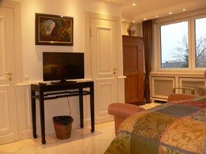 Habitación de lujo con 1 cama doble o 2 individuales | Zona de estar | Una televisión de pantalla plana, Netflix, películas de estreno