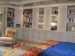 Premium bedding, down duvets, minibar, individually decorated - Die Villa Mettmann (Mettmann)