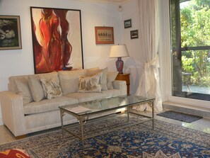 Apartamento Confort, vistas al jardín | Zona de estar | Una televisión de pantalla plana, Netflix, películas de estreno