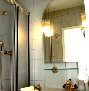 Bathroom shower - Die Villa Mettmann (Mettmann)