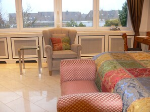 Habitación de lujo con 1 cama doble o 2 individuales | Zona de estar | Una televisión de pantalla plana, Netflix, películas de estreno