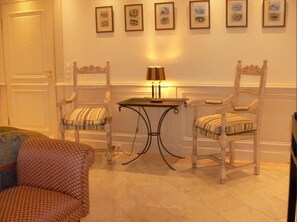 Luxury Double or Twin Room | Living area | 100-cm flat-screen TV with cable channels, TV, Netflix