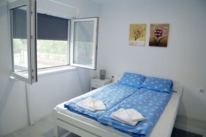 Desk, blackout curtains, soundproofing, iron/ironing board - Apartments Velickovic (Soko Banja)