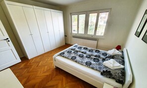 Desk, blackout curtains, soundproofing, iron/ironing board - Apartments Velickovic (Soko Banja)