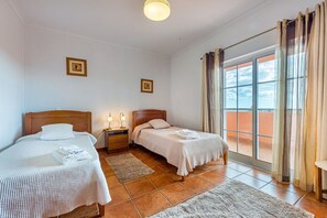 4 bedrooms, iron/ironing board, free WiFi, bed sheets
