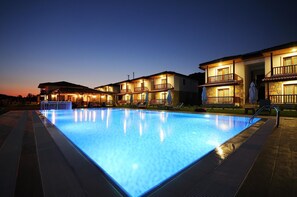 Outdoor pool, pool umbrellas, pool loungers - Karaincir Suit Otel (Datça)