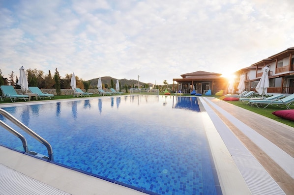 Outdoor pool, pool umbrellas, sun loungers - Karaincir Suit Otel (Datça)