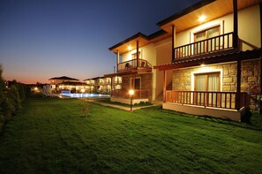 Front of property – evening/night - Karaincir Suit Otel (Datça)