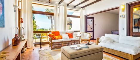 Télévision, cheminée, lecteur de DVD