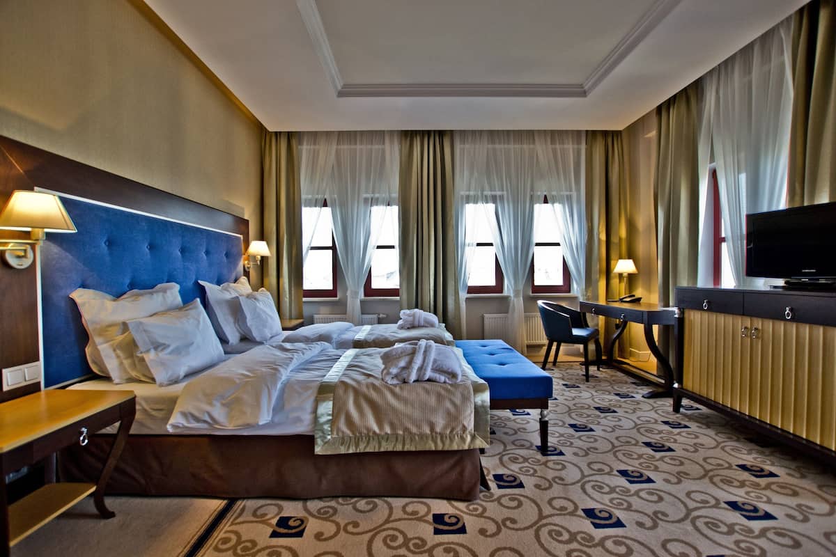 Double Room | 1 bedroom, minibar, in-room safe, individually furnished
